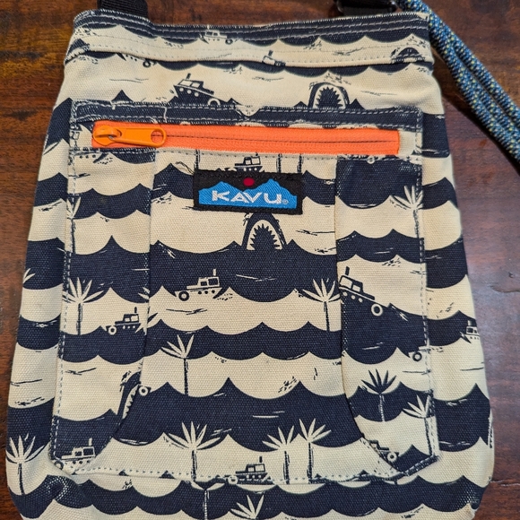 KAVU Keepalong Semi Padded Sling Canvas Rope Crossbody Bag Shark Bait Rare Print - Picture 3 of 6